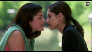 Selma Blair and Sarah Michelle Gellar – Hot Lesbian Kiss 4K