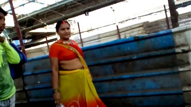 Bhojpuri Aunty BOOBS in Station